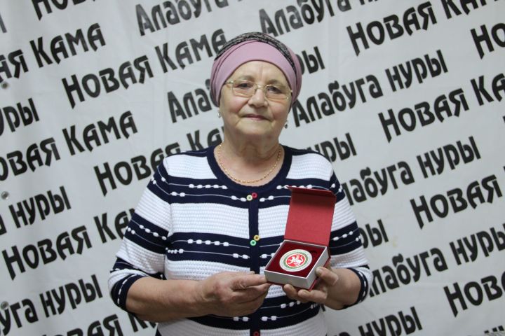 Озак еллар журналистика өлкәсендә хезмәт куйган хезмәткәргә «ТАССРның 100 еллыгы» истәлек билгесе тапшырылды