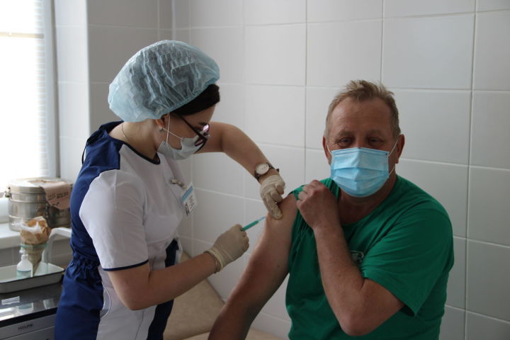 Алабугада тәүлек эчендә 321 кеше коронавирустан прививка ясаткан