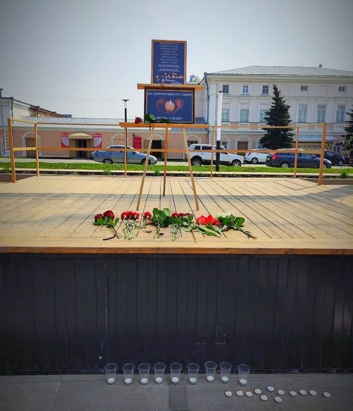 Алабугада Казанның 175нче мәктәбендә һәлак булганнар истәлегенә вакытлыча мемориал урнаштырылды