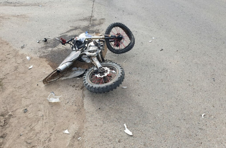 Алабугада 14&nbsp;яшьлек мотоциклчы автобуска бәрелеп үлгән аварияне видеокамера төшереп алган