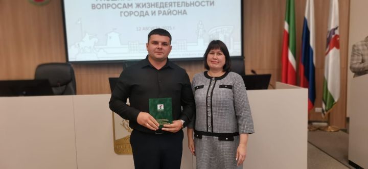 Алабуга төзүчеләрен гомумшәһәр планеркасында бүләкләделәр