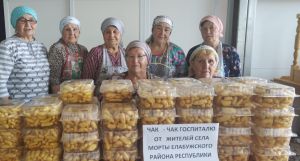 Ярдәм янәшә: Морт авылы халкы госпитальләр өчен 100дән артык порция чәкчәк җибәрде
