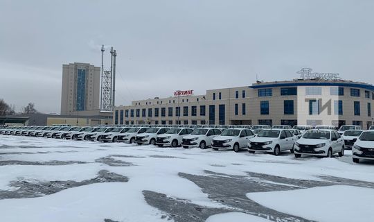 Татарстанның авыл хастаханәләре ТР Президентыннан яңа машиналар алды