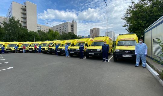 ТР Президенты Татарстан медицина хезмәткәрләренә ашыгыч ярдәм автомобильләреннән ачкычлар тапшырган