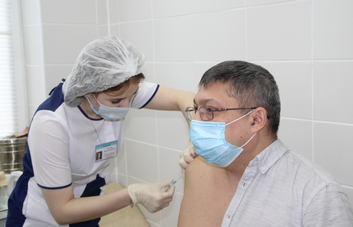 Алабуга районы Иҗтимагый советы рәисе коронавирустан прививка ясатты
