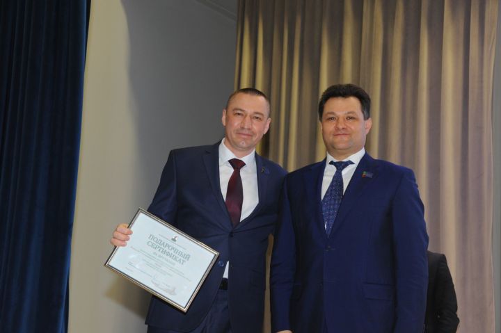 Рөстәм Нуриев Алабуга баш табибына ике УЗИ җиһазына сертификат тапшырды