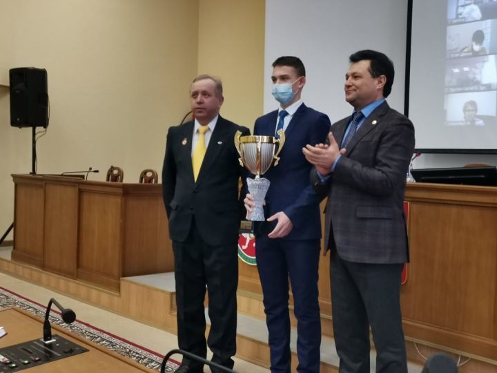 Шәһәр киңәшмәсендә «Лесные пчелы» хоккей командасына Бөтенроссия турнирында җиңүче кубогы тапшырылды