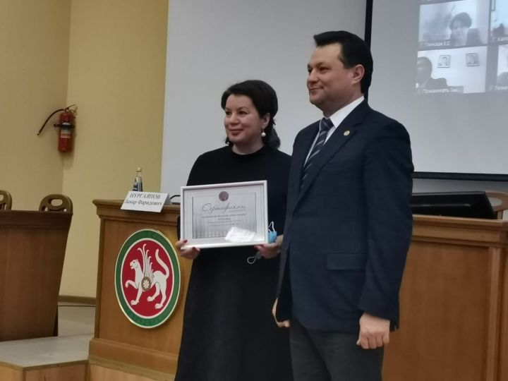 Рөстәм Нуриев үзәкләштерелгән китапханәләр системасына сертификат тапшырды