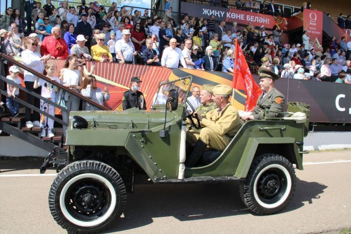 Алабугада Җиңү Парадында катнашкан иң яхшы хәрби автомобиль авторларын бүләкләделәр