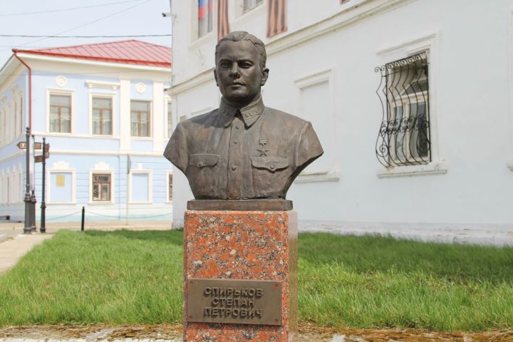 Җиңү көне алдыннан Алабугада Советлар Союзы Героена мемориаль такта ачылды