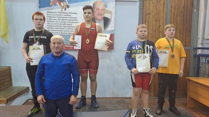 Алабуга спортчылары ирекле көрәш буенча Татарстан Республикасы беренчелегеннән кайтты