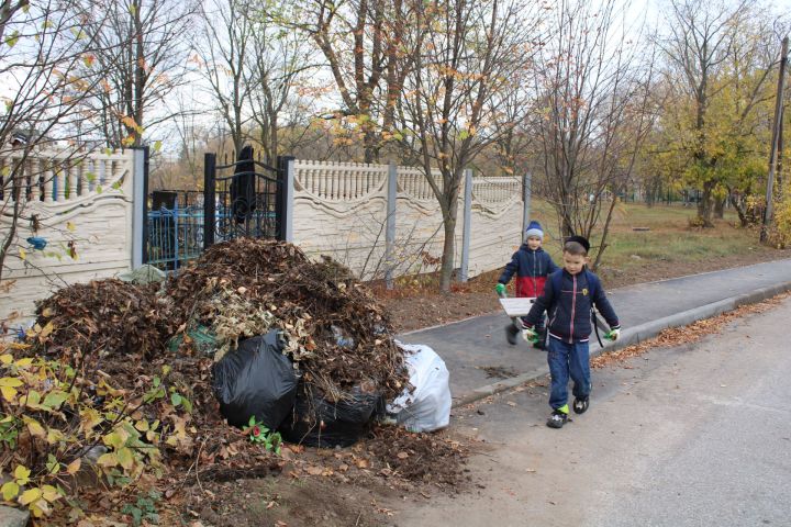 Алабуганың иске татар зиратында үткән өмәдә 15 тонна чүп җыелган