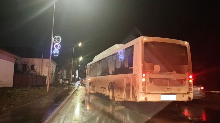 Алабугада ир-атны вахта автобусы бәрдергән
