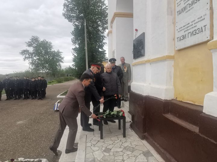 Алабуга суворов училищесы территориясендә Советлар Союзы Герое булган алабугалыларга мемориаль такта ачылды