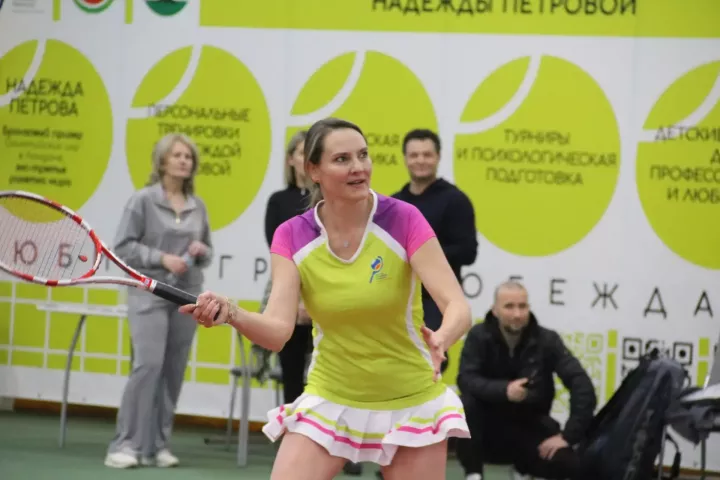 Надежда Петрова Яңа ел турниры кысаларында яшь теннисчыларга мастер-класс бирде