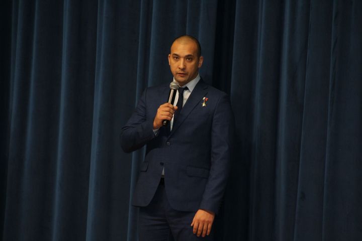 Алабугада ике меңнән артык бала башлык чыршысында бүләк алды