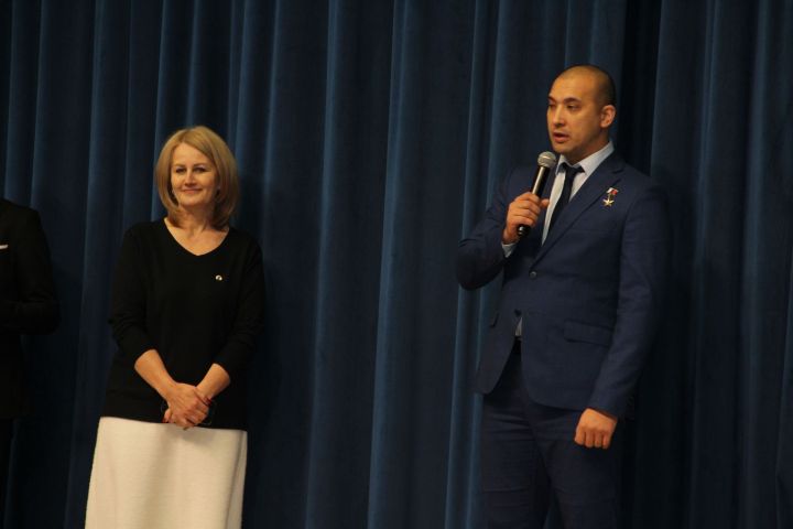 Алабугада ике меңнән артык бала башлык чыршысында бүләк алды